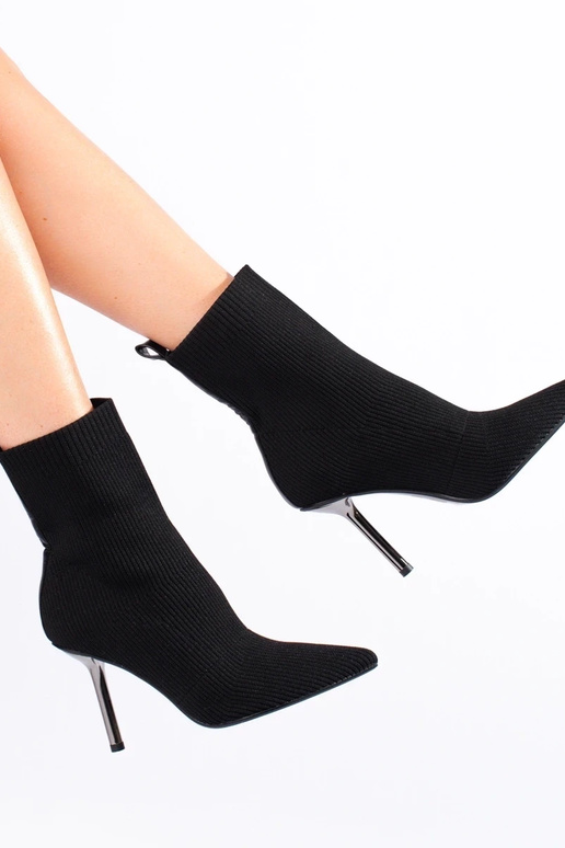 Eng anliegende Damenschuhe mit hohem... Eng anliegende Damenschuhe mit hohem...