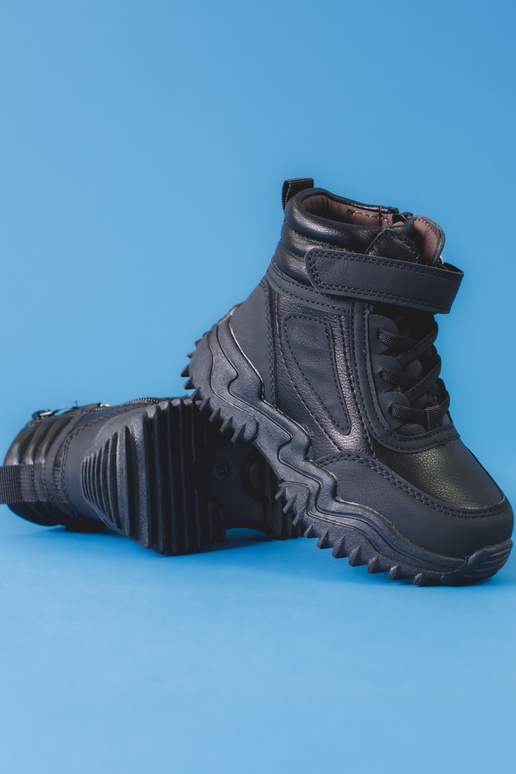 Stiefel Jungen isolierte schwarze Farbe