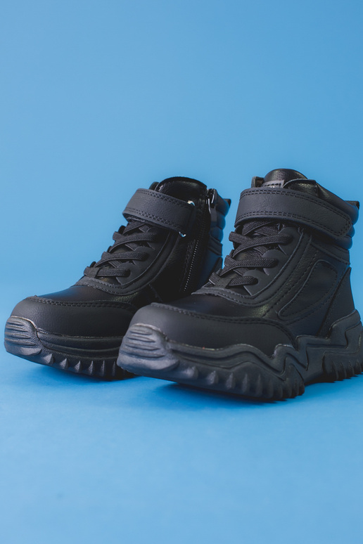 Stiefel Jungen isolierte schwarze Farbe