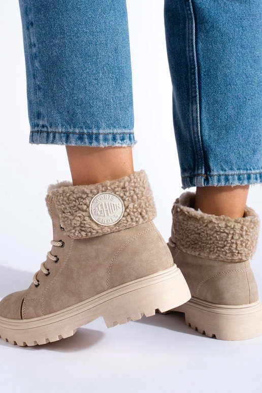 Sandfarbe Damen-Snowboots mit Fell. Sandfarbe Damen-Snowboots mit Fell.