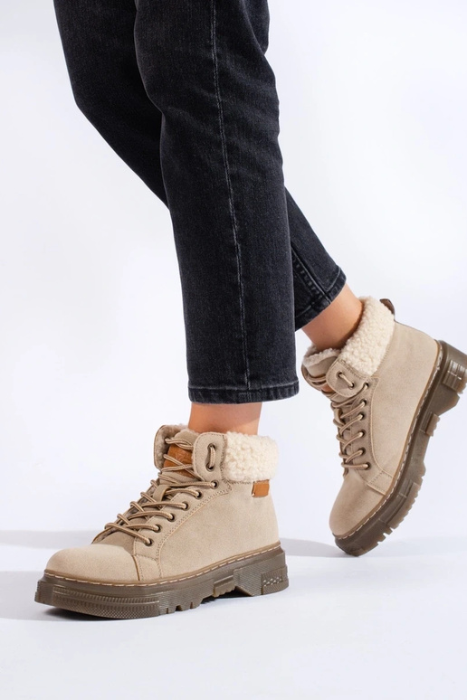 Beige Stiefel mit Schaffell