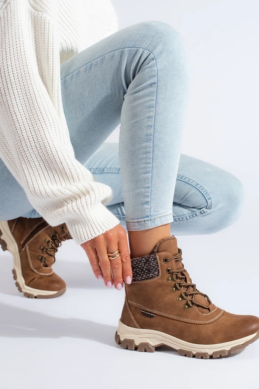 braune Stiefel mit Plateau