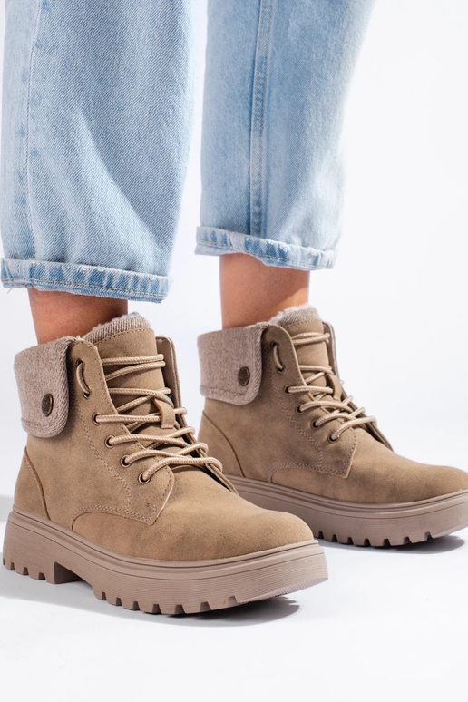 Beige Damenschuhe aus isoliertem...