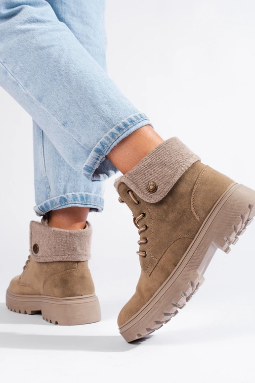 Beige Damenschuhe aus isoliertem...