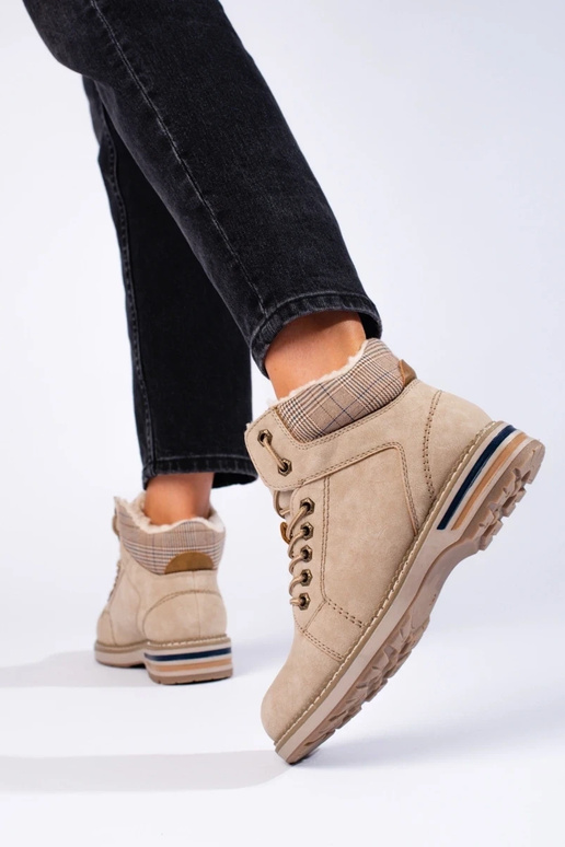 Beige isolierte Damenstiefel Beige isolierte Damenstiefel