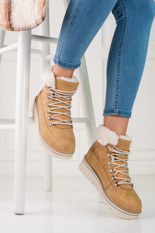 Braune Damenstiefel mit Plateau. Braune Damenstiefel mit Plateau.