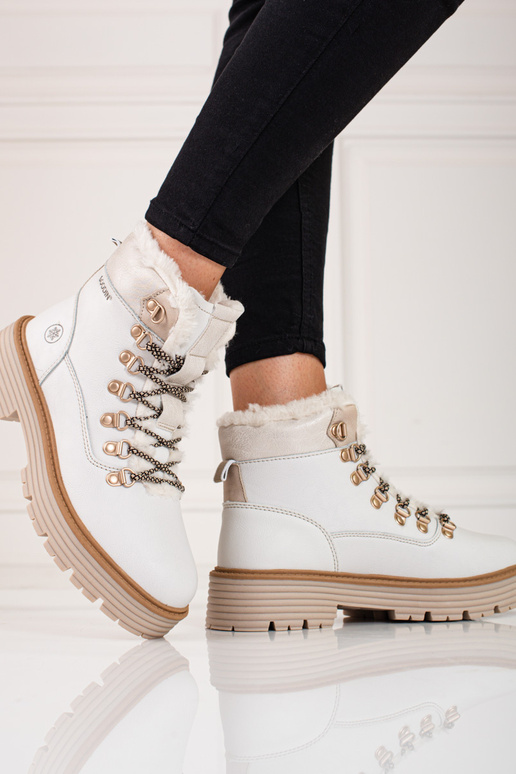 Weiße Damenschuhe. Weiße Damenschuhe.