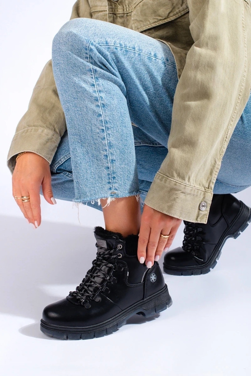 schwarze Stiefel aus Öko-Leder schwarze Stiefel aus Öko-Leder