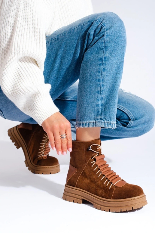 braune Stiefel aus Naturleder