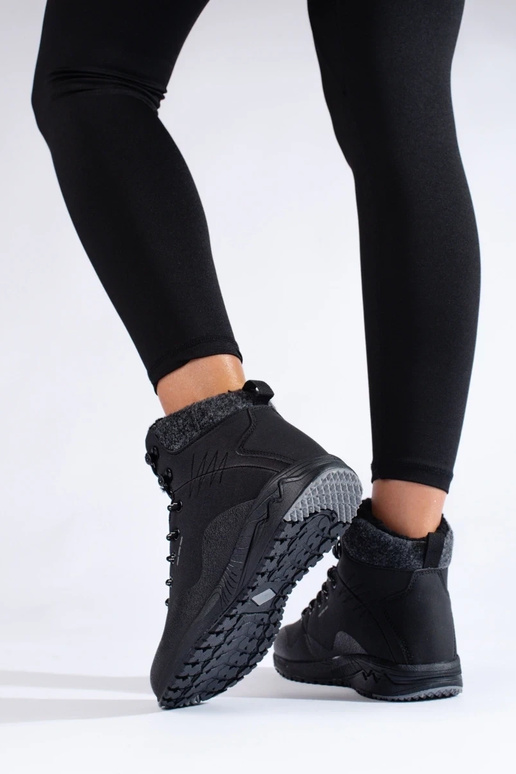 Hohe Trekkingstiefel in schwarzer...