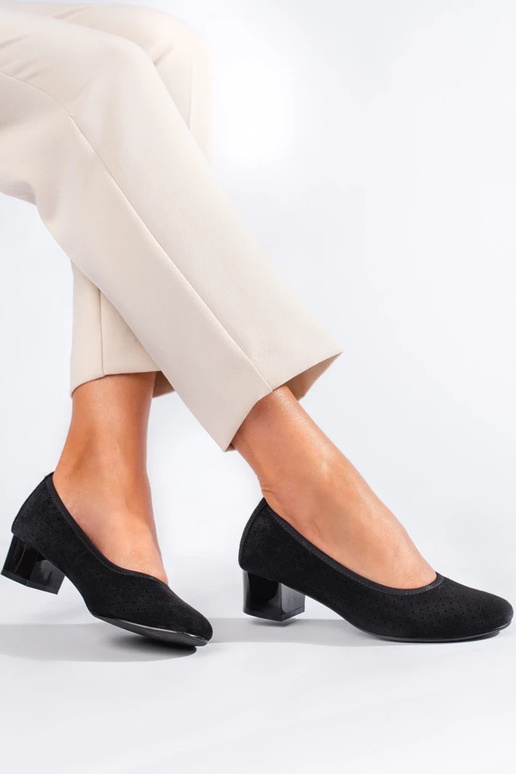 mit durchbrochenen Elementen High...