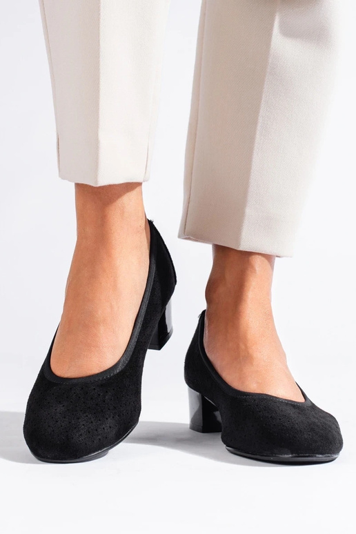 mit durchbrochenen Elementen High...