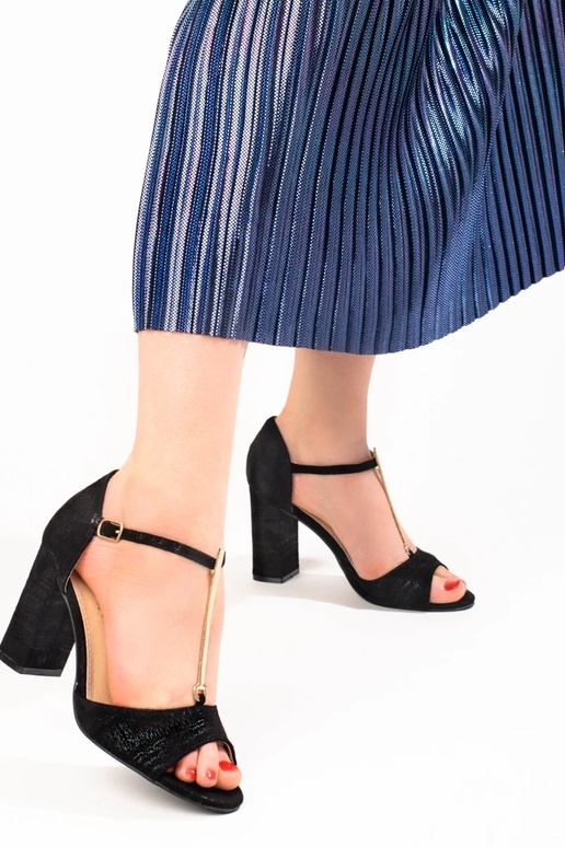 schwarze Sandalen mit hohem Absatz... schwarze Sandalen mit hohem Absatz...