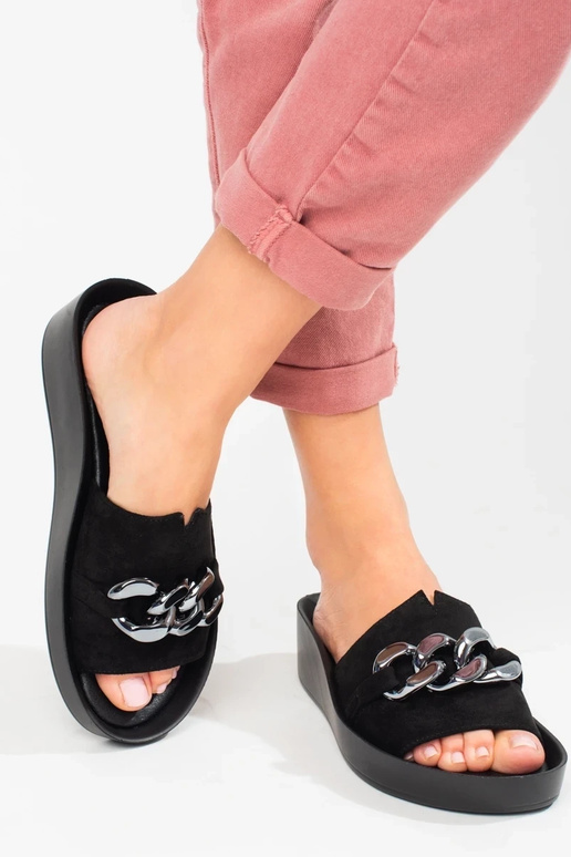 schwarze Hausschuhe mit Plateau...