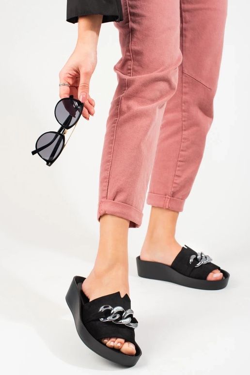 schwarze Hausschuhe mit Plateau...