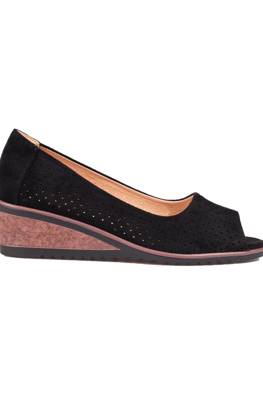 mit durchbrochenen Elementen aus...