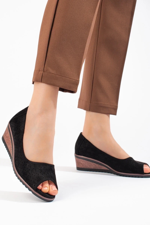 mit durchbrochenen Elementen aus...