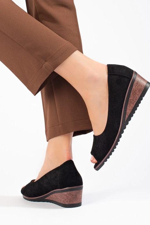 mit durchbrochenen Elementen aus...