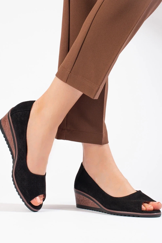 mit durchbrochenen Elementen aus...