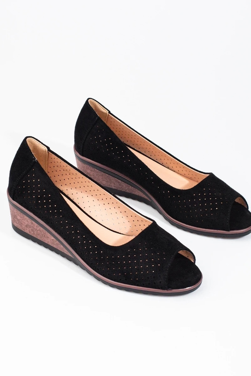 mit durchbrochenen Elementen aus...