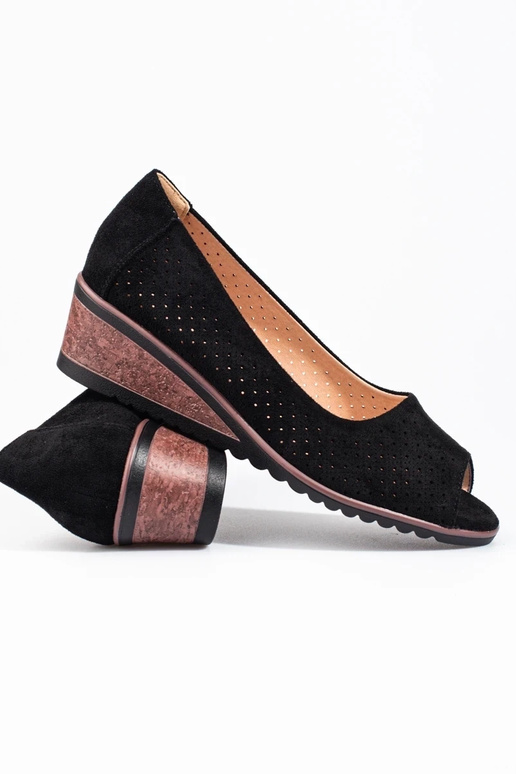 mit durchbrochenen Elementen aus...