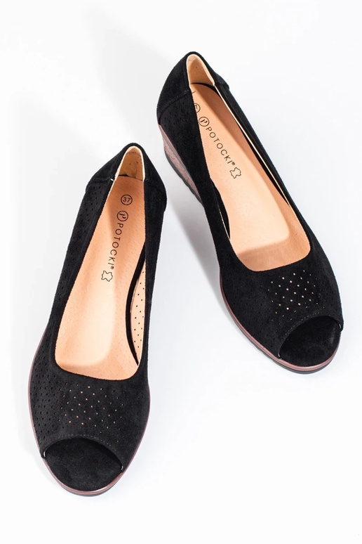 mit durchbrochenen Elementen aus...