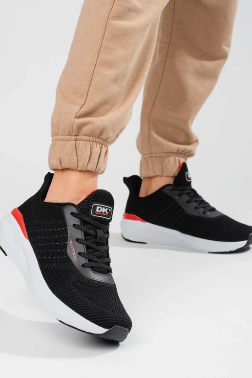 schwarze Sportschuhe mit massivem... schwarze Sportschuhe mit massivem...