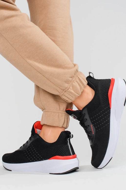 schwarze Sportschuhe mit massivem... schwarze Sportschuhe mit massivem...