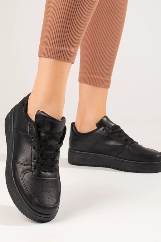 Schwarze Sportschuhe von Shelovet mit... Schwarze Sportschuhe von Shelovet mit...