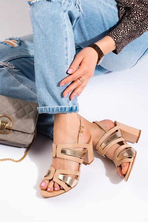 Sandale mit beigem Absatz - Vineza