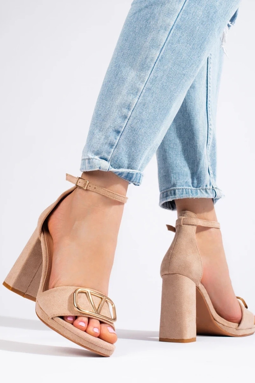 Sandalen mit hohem Absatz in Beige... Sandalen mit hohem Absatz in Beige...