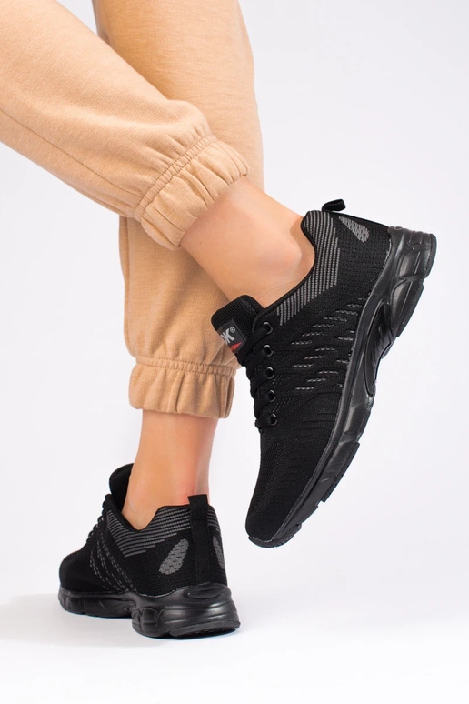 schwarze Sportschuhe DK