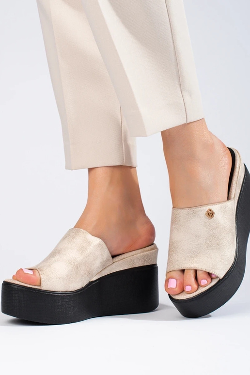 Pantoletten auf hohem Keil in goldfarben Pantoletten auf hohem Keil in goldfarben