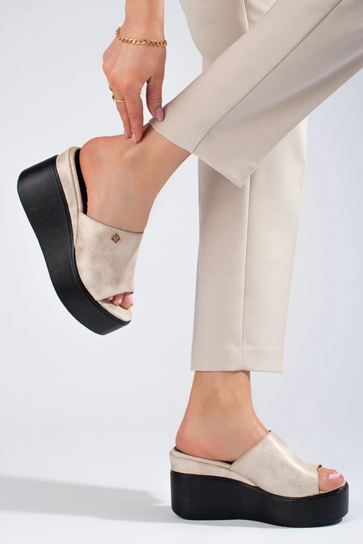 Pantoletten auf hohem Keil in goldfarben Pantoletten auf hohem Keil in goldfarben