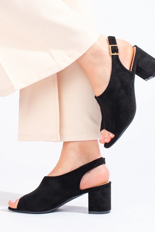 Sandalen mit durchbrochenen Elementen...