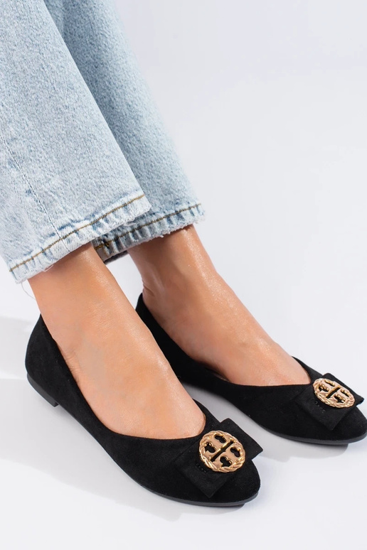 Ballerina aus schwarzem Wildleder...