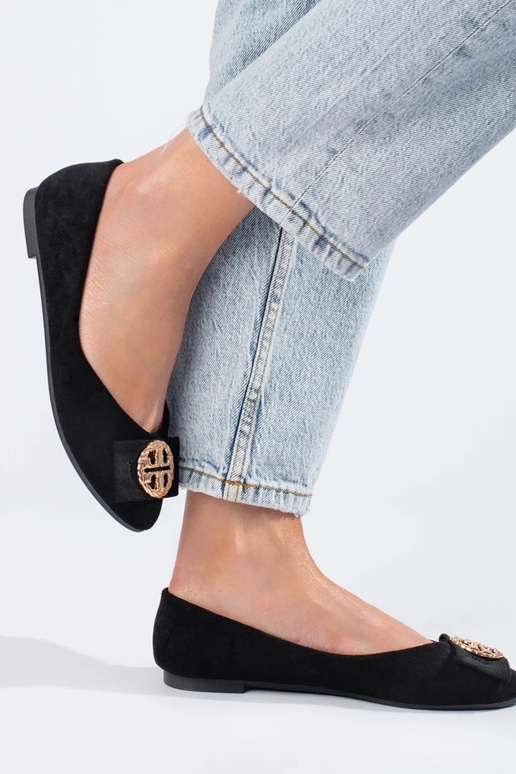 Ballerina aus schwarzem Wildleder...