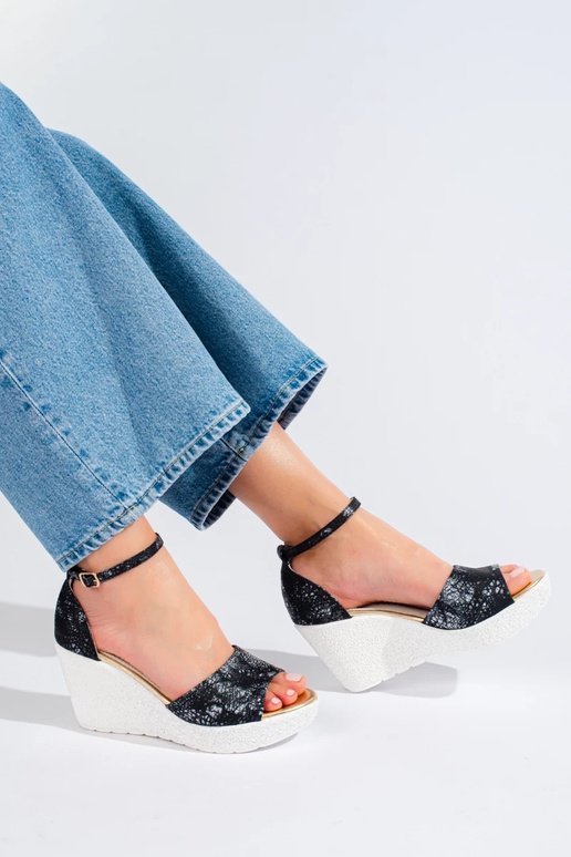 Sandalen in schwarz-weißer Farbe... Sandalen in schwarz-weißer Farbe...