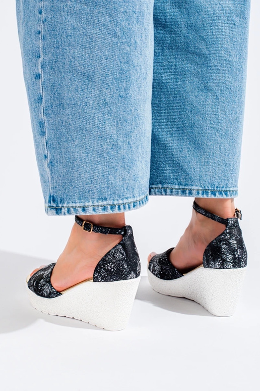 Sandalen in schwarz-weißer Farbe... Sandalen in schwarz-weißer Farbe...