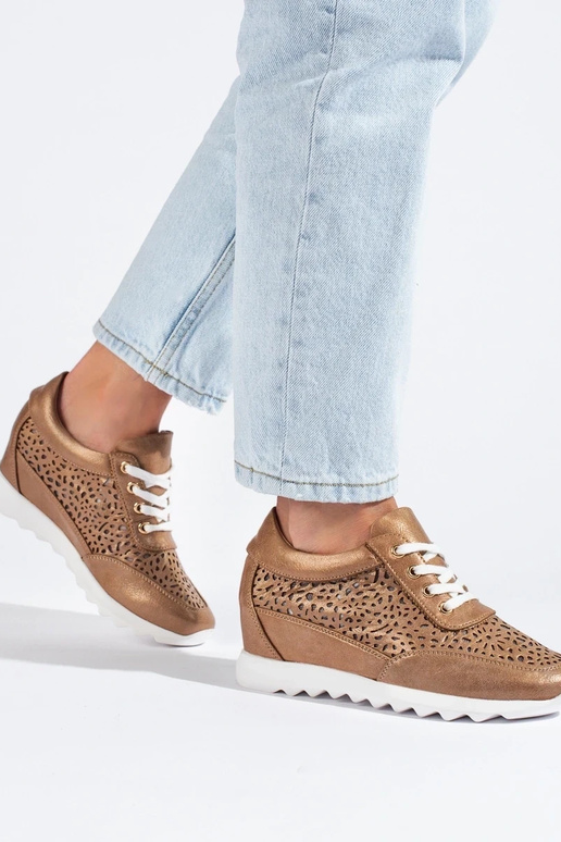 mit durchbrochenen Elementen Sneakers...