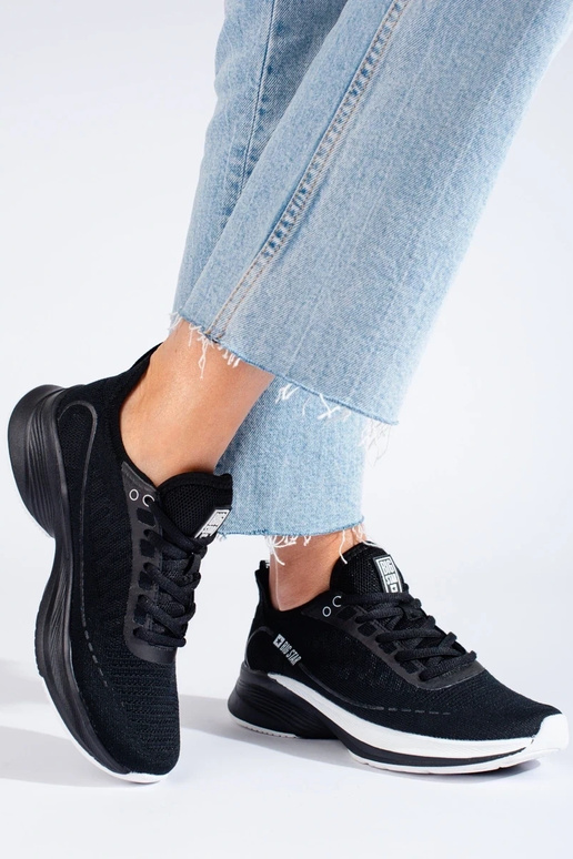 schwarze Sportschuhe mit massivem...