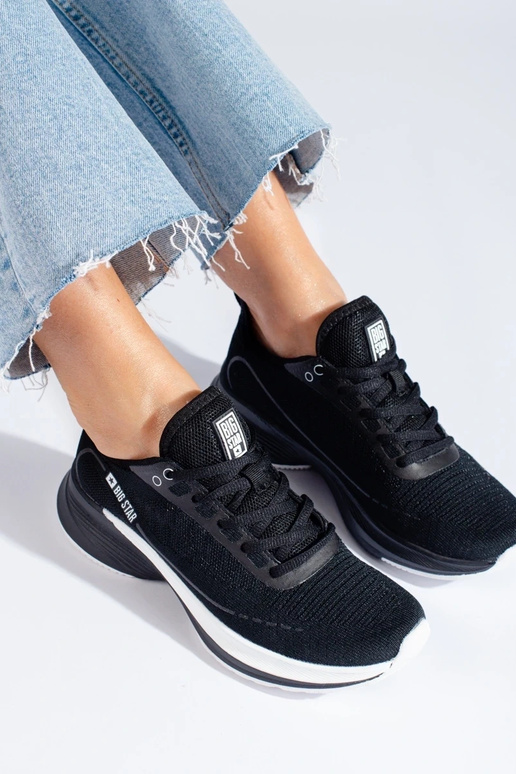 schwarze Sportschuhe mit massivem...