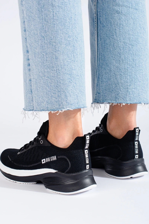 schwarze Sportschuhe mit massivem...