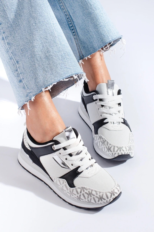 Weiß-schwarze Damenschuhe im... Weiß-schwarze Damenschuhe im...