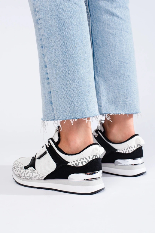 Weiß-schwarze Damenschuhe im... Weiß-schwarze Damenschuhe im...