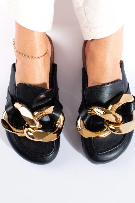 Schwarze Hausschuhe mit massiver... Schwarze Hausschuhe mit massiver...