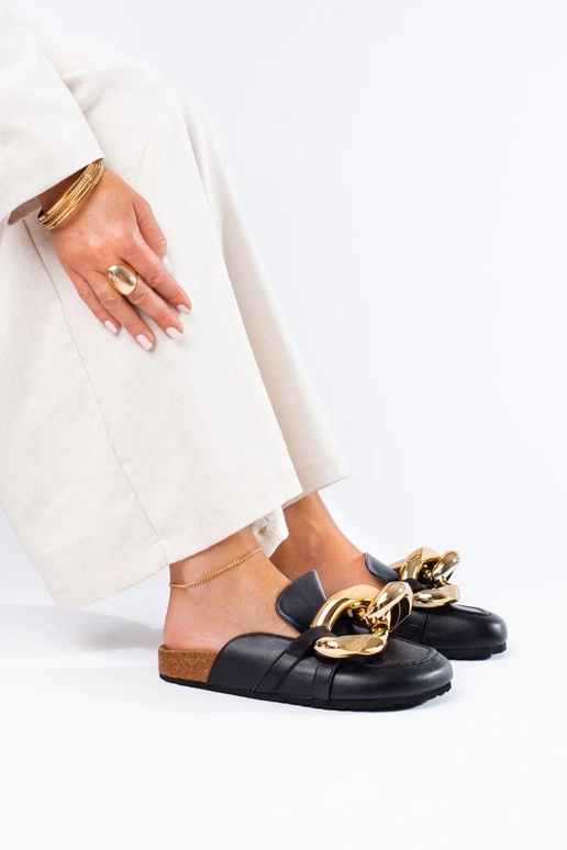 Schwarze Hausschuhe mit massiver... Schwarze Hausschuhe mit massiver...