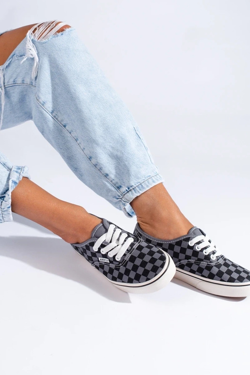 Schwarze und graue Schuhe von Shelovet Schwarze und graue Schuhe von Shelovet