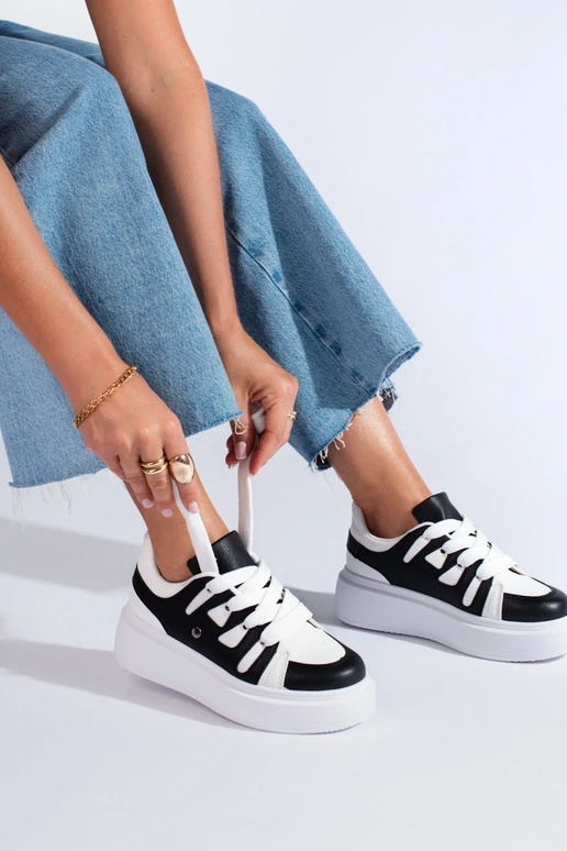 Schwarz-weiße Sneakers-Modellschuhe...