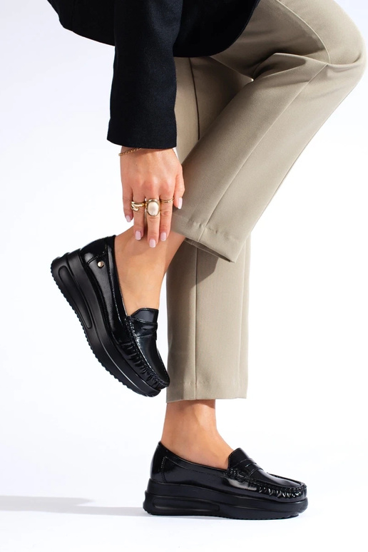 Schwarze Mokassins mit Lackeffekt und... Schwarze Mokassins mit Lackeffekt und...